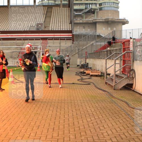 08.12.2024 - St. Pauli X-Mass-Run No. 14 Kathrin Stürmer Photography http://msf.ph/oto/7525418 08.12.2024 10:09:25 Ziel 513, 1227, 2210, 2951 meine-sportfotos.de