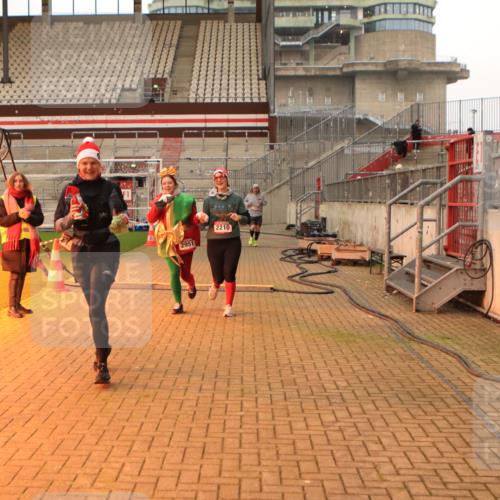 08.12.2024 - St. Pauli X-Mass-Run No. 14 Kathrin Stürmer Photography http://msf.ph/oto/7525420 08.12.2024 10:09:26 Ziel 513, 1227, 2210, 2951 meine-sportfotos.de