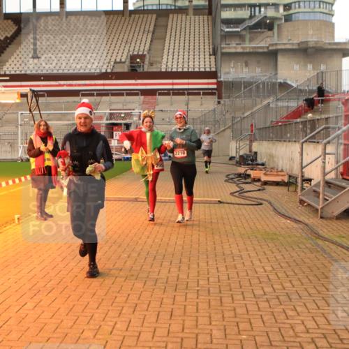 08.12.2024 - St. Pauli X-Mass-Run No. 14 Kathrin Stürmer Photography http://msf.ph/oto/7525421 08.12.2024 10:09:26 Ziel 513, 1227, 2210, 2951 meine-sportfotos.de