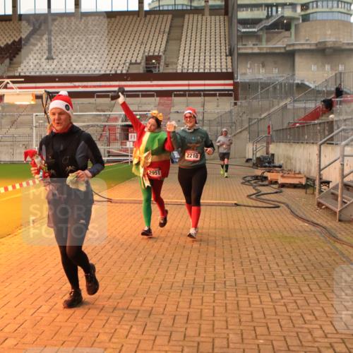 08.12.2024 - St. Pauli X-Mass-Run No. 14 Kathrin Stürmer Photography http://msf.ph/oto/7525423 08.12.2024 10:09:26 Ziel 513, 1227, 2210, 2951 meine-sportfotos.de
