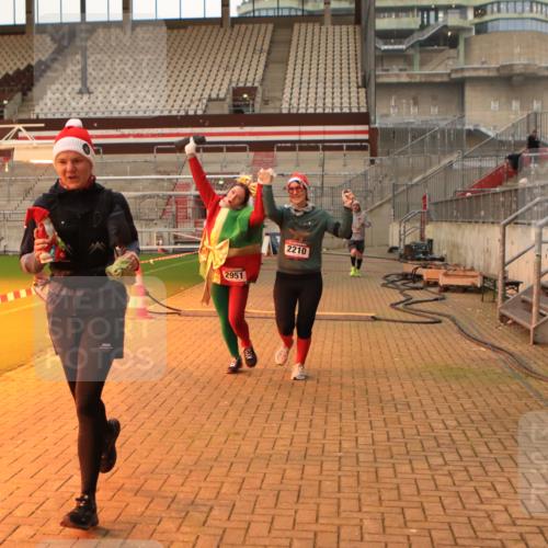08.12.2024 - St. Pauli X-Mass-Run No. 14 Kathrin Stürmer Photography http://msf.ph/oto/7525424 08.12.2024 10:09:26 Ziel 513, 1227, 2210, 2951 meine-sportfotos.de