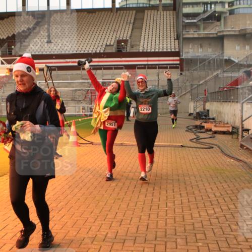 08.12.2024 - St. Pauli X-Mass-Run No. 14 Kathrin Stürmer Photography http://msf.ph/oto/7525425 08.12.2024 10:09:27 Ziel 513, 1227, 2210, 2951 meine-sportfotos.de