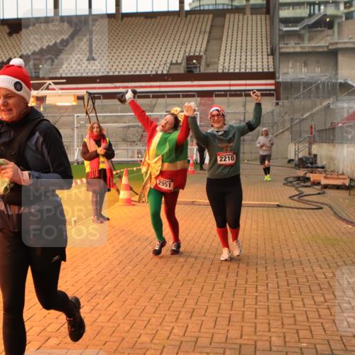 08.12.2024 - St. Pauli X-Mass-Run No. 14 Kathrin Stürmer Photography http://msf.ph/oto/7525426 08.12.2024 10:09:27 Ziel 513, 1227, 2210, 2951 meine-sportfotos.de