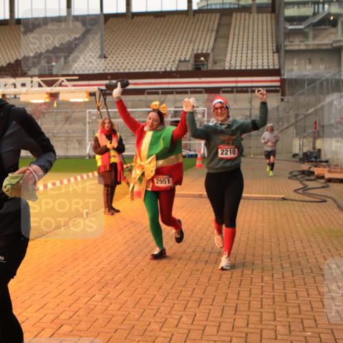 08.12.2024 - St. Pauli X-Mass-Run No. 14 Kathrin Stürmer Photography http://msf.ph/oto/7525427 08.12.2024 10:09:27 Ziel 513, 1227, 2210, 2951 meine-sportfotos.de