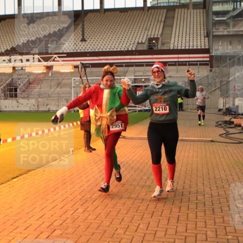 08.12.2024 - St. Pauli X-Mass-Run No. 14 Kathrin Stürmer Photography http://msf.ph/oto/7525428 08.12.2024 10:09:27 Ziel 513, 1227, 2210, 2951 meine-sportfotos.de