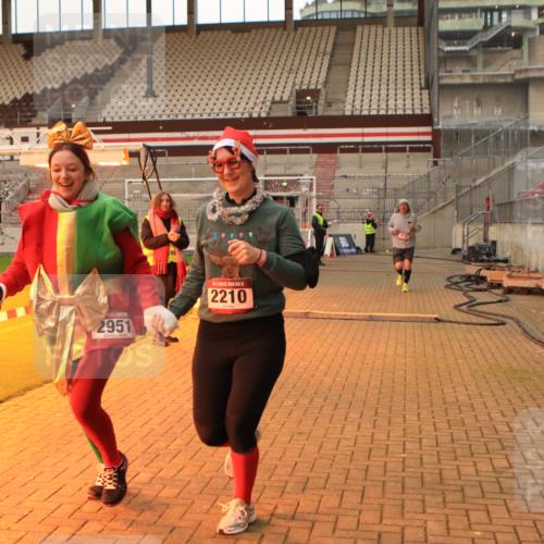 08.12.2024 - St. Pauli X-Mass-Run No. 14 Kathrin Stürmer Photography http://msf.ph/oto/7525429 08.12.2024 10:09:28 Ziel 513, 1227, 2210, 2951 meine-sportfotos.de