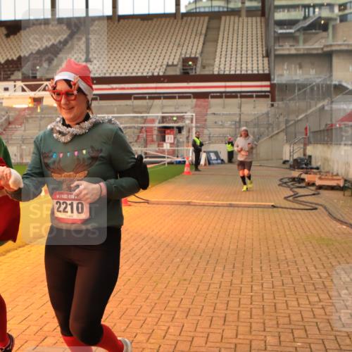 08.12.2024 - St. Pauli X-Mass-Run No. 14 Kathrin Stürmer Photography http://msf.ph/oto/7525431 08.12.2024 10:09:28 Ziel 513, 1227, 2210, 2951 meine-sportfotos.de