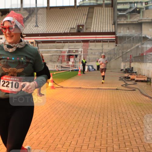 08.12.2024 - St. Pauli X-Mass-Run No. 14 Kathrin Stürmer Photography http://msf.ph/oto/7525432 08.12.2024 10:09:28 Ziel 513, 1227, 2210, 2951 meine-sportfotos.de