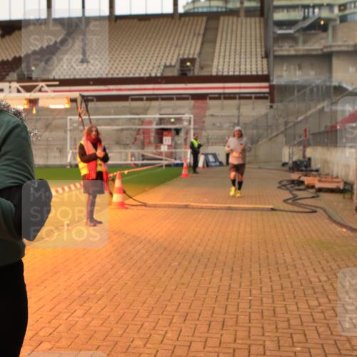 08.12.2024 - St. Pauli X-Mass-Run No. 14 Kathrin Stürmer Photography http://msf.ph/oto/7525433 08.12.2024 10:09:29 Ziel 513, 1227, 2210, 2951 meine-sportfotos.de