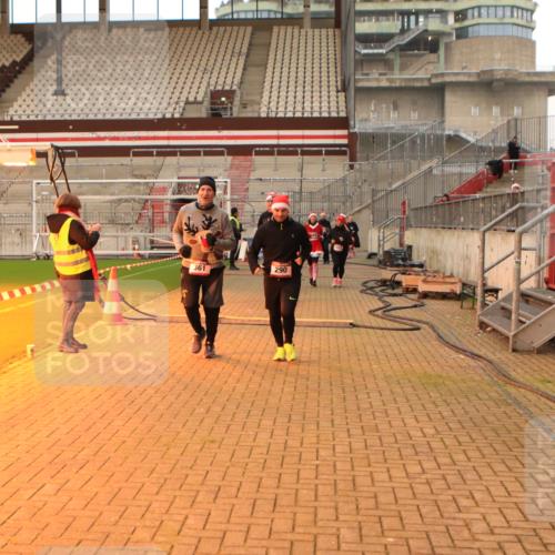 08.12.2024 - St. Pauli X-Mass-Run No. 14 Kathrin Stürmer Photography http://msf.ph/oto/7525441 08.12.2024 10:09:40 Ziel 290, 361, 513, 894, 1098, 1641, 1648, 1955, 1965 meine-sportfotos.de