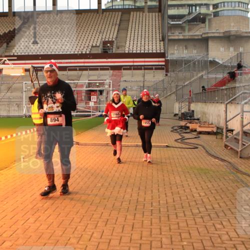 08.12.2024 - St. Pauli X-Mass-Run No. 14 Kathrin Stürmer Photography http://msf.ph/oto/7525446 08.12.2024 10:09:43 Ziel 290, 361, 513, 882, 894, 1098, 1641, 1648, 1955, 1965 meine-sportfotos.de