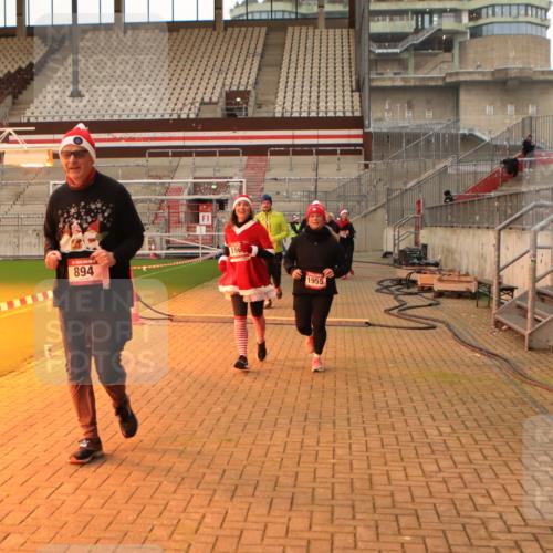08.12.2024 - St. Pauli X-Mass-Run No. 14 Kathrin Stürmer Photography http://msf.ph/oto/7525447 08.12.2024 10:09:44 Ziel 290, 361, 882, 894, 1098, 1641, 1648, 1955, 1965, 3123 meine-sportfotos.de