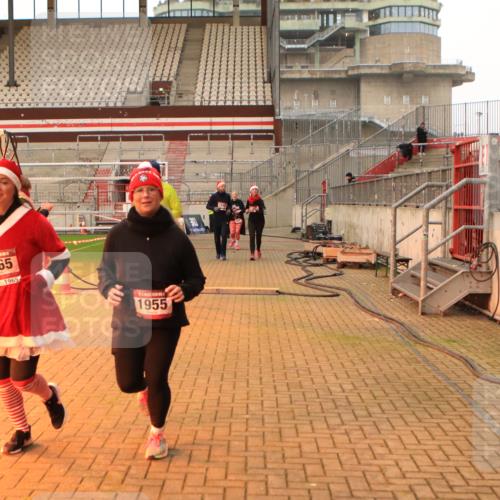 08.12.2024 - St. Pauli X-Mass-Run No. 14 Kathrin Stürmer Photography http://msf.ph/oto/7525453 08.12.2024 10:09:45 Ziel 290, 361, 882, 894, 1098, 1641, 1648, 1955, 1965, 3123 meine-sportfotos.de