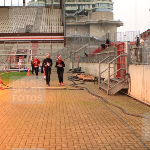 08.12.2024 - St. Pauli X-Mass-Run No. 14 Kathrin Stürmer Photography http://msf.ph/oto/7525465 08.12.2024 10:09:48 Ziel 290, 361, 882, 894, 1098, 1641, 1648, 1955, 1965, 3123 meine-sportfotos.de