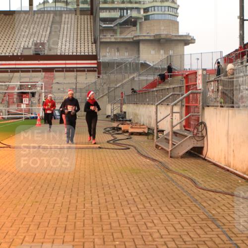 08.12.2024 - St. Pauli X-Mass-Run No. 14 Kathrin Stürmer Photography http://msf.ph/oto/7525466 08.12.2024 10:09:48 Ziel 290, 361, 882, 894, 1098, 1641, 1648, 1955, 1965, 3123 meine-sportfotos.de