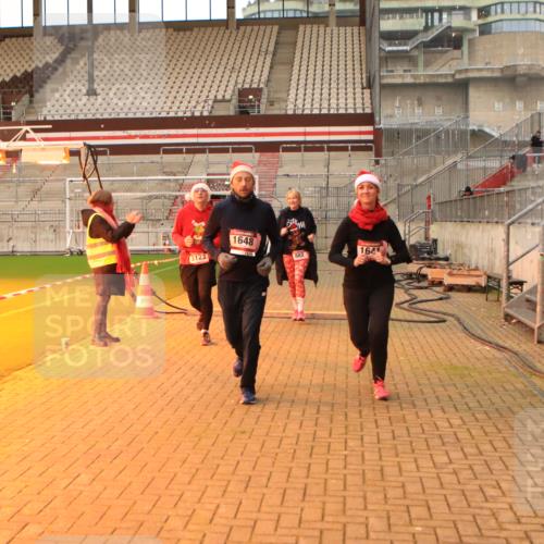 08.12.2024 - St. Pauli X-Mass-Run No. 14 Kathrin Stürmer Photography http://msf.ph/oto/7525475 08.12.2024 10:09:51 Ziel 290, 361, 882, 894, 1098, 1641, 1648, 1955, 1965, 3123 meine-sportfotos.de