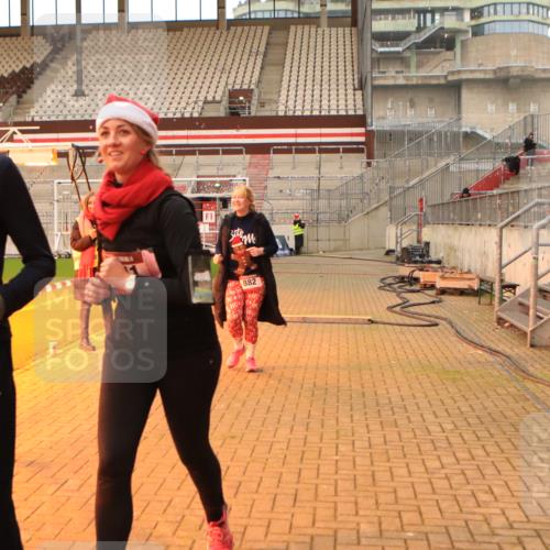 08.12.2024 - St. Pauli X-Mass-Run No. 14 Kathrin Stürmer Photography http://msf.ph/oto/7525484 08.12.2024 10:09:53 Ziel 882, 894, 1098, 1641, 1648, 1955, 1965, 3123 meine-sportfotos.de