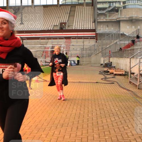 08.12.2024 - St. Pauli X-Mass-Run No. 14 Kathrin Stürmer Photography http://msf.ph/oto/7525486 08.12.2024 10:09:53 Ziel 882, 894, 1098, 1641, 1648, 1955, 1965, 3123 meine-sportfotos.de