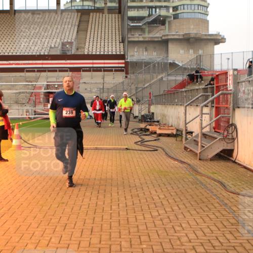 08.12.2024 - St. Pauli X-Mass-Run No. 14 Kathrin Stürmer Photography http://msf.ph/oto/7525501 08.12.2024 10:10:07 Ziel 239, 833, 837, 887, 937, 1546, 3101, 3102, 3103 meine-sportfotos.de