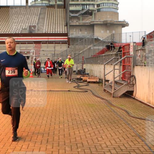 08.12.2024 - St. Pauli X-Mass-Run No. 14 Kathrin Stürmer Photography http://msf.ph/oto/7525504 08.12.2024 10:10:08 Ziel 239, 833, 837, 887, 937, 1082, 1546, 1854, 1856, 3101, 3102, 3103 meine-sportfotos.de