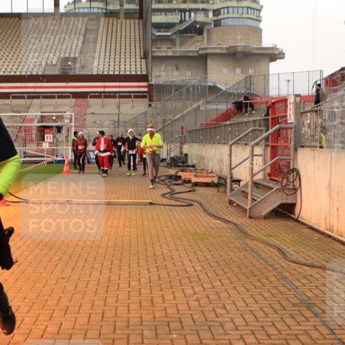 08.12.2024 - St. Pauli X-Mass-Run No. 14 Kathrin Stürmer Photography http://msf.ph/oto/7525506 08.12.2024 10:10:08 Ziel 239, 833, 837, 887, 937, 1082, 1546, 1854, 1856, 3101, 3102, 3103 meine-sportfotos.de