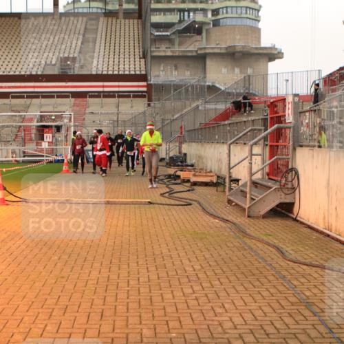 08.12.2024 - St. Pauli X-Mass-Run No. 14 Kathrin Stürmer Photography http://msf.ph/oto/7525507 08.12.2024 10:10:08 Ziel 239, 833, 837, 887, 937, 1082, 1546, 1854, 1856, 3101, 3102, 3103 meine-sportfotos.de