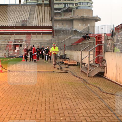 08.12.2024 - St. Pauli X-Mass-Run No. 14 Kathrin Stürmer Photography http://msf.ph/oto/7525511 08.12.2024 10:10:09 Ziel 239, 833, 837, 887, 937, 1082, 1546, 1854, 1856, 2779, 3101, 3102, 3103 meine-sportfotos.de