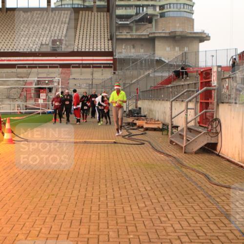 08.12.2024 - St. Pauli X-Mass-Run No. 14 Kathrin Stürmer Photography http://msf.ph/oto/7525513 08.12.2024 10:10:10 Ziel 239, 833, 837, 887, 937, 1082, 1546, 1854, 1856, 2771, 2779, 3101, 3102, 3103 meine-sportfotos.de