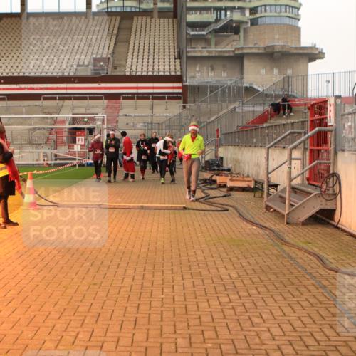 08.12.2024 - St. Pauli X-Mass-Run No. 14 Kathrin Stürmer Photography http://msf.ph/oto/7525515 08.12.2024 10:10:10 Ziel 239, 833, 837, 887, 937, 1082, 1546, 1854, 1856, 2771, 2779, 3101, 3102, 3103 meine-sportfotos.de