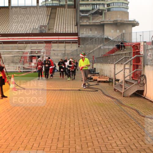 08.12.2024 - St. Pauli X-Mass-Run No. 14 Kathrin Stürmer Photography http://msf.ph/oto/7525518 08.12.2024 10:10:11 Ziel 239, 833, 837, 887, 937, 1082, 1546, 1854, 1856, 2771, 2779, 3101, 3102, 3103 meine-sportfotos.de
