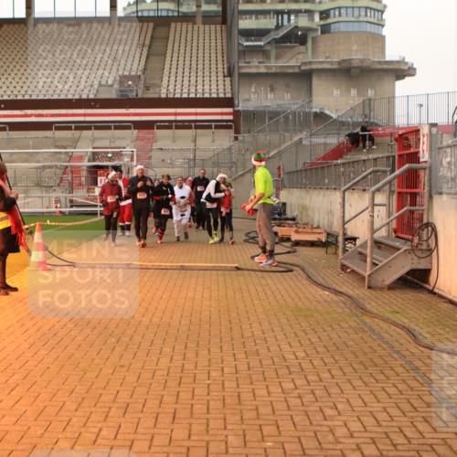 08.12.2024 - St. Pauli X-Mass-Run No. 14 Kathrin Stürmer Photography http://msf.ph/oto/7525525 08.12.2024 10:10:12 Ziel 239, 833, 837, 887, 937, 1071, 1082, 1546, 1854, 1856, 2771, 2779, 3101, 3102, 3103 meine-sportfotos.de