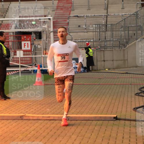 08.12.2024 - St. Pauli X-Mass-Run No. 14 Kathrin Stürmer Photography http://msf.ph/oto/7531854 08.12.2024 09:48:37 Ziel  meine-sportfotos.de