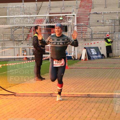 08.12.2024 - St. Pauli X-Mass-Run No. 14 Kathrin Stürmer Photography http://msf.ph/oto/7531898 08.12.2024 09:50:52 Ziel  meine-sportfotos.de