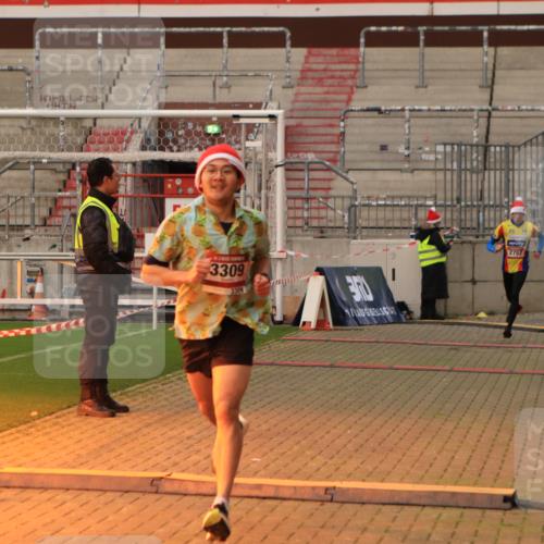 08.12.2024 - St. Pauli X-Mass-Run No. 14 Kathrin Stürmer Photography http://msf.ph/oto/7531920 08.12.2024 09:51:15 Ziel  meine-sportfotos.de