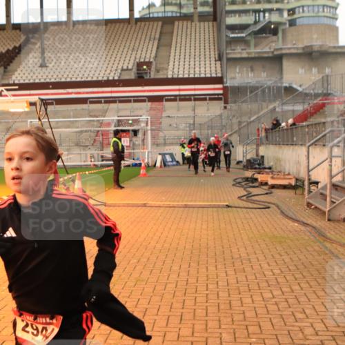 08.12.2024 - St. Pauli X-Mass-Run No. 14 Kathrin Stürmer Photography http://msf.ph/oto/7532155 08.12.2024 09:58:03 Ziel  meine-sportfotos.de