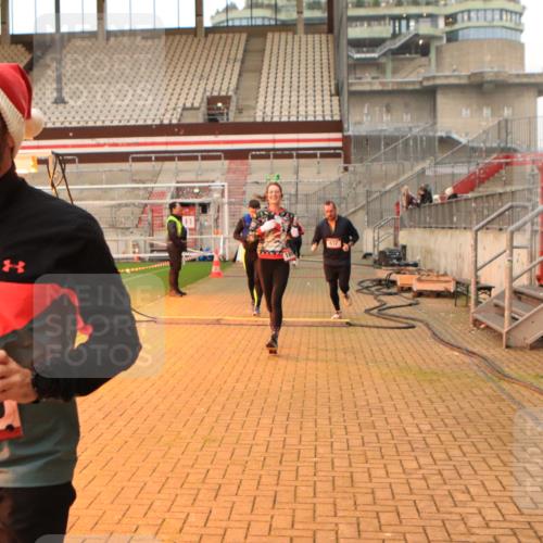 08.12.2024 - St. Pauli X-Mass-Run No. 14 Kathrin Stürmer Photography http://msf.ph/oto/7532187 08.12.2024 09:58:20 Ziel  meine-sportfotos.de