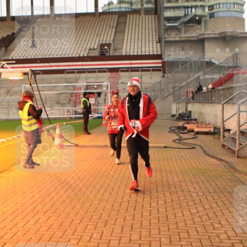 08.12.2024 - St. Pauli X-Mass-Run No. 14 Kathrin Stürmer Photography http://msf.ph/oto/7532199 08.12.2024 09:58:57 Ziel  meine-sportfotos.de
