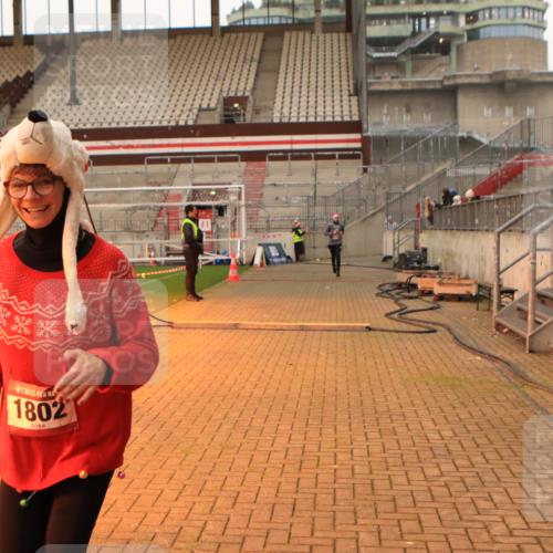 08.12.2024 - St. Pauli X-Mass-Run No. 14 Kathrin Stürmer Photography http://msf.ph/oto/7532266 08.12.2024 09:59:04 Ziel  meine-sportfotos.de