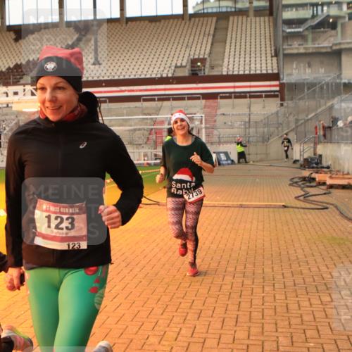 08.12.2024 - St. Pauli X-Mass-Run No. 14 Kathrin Stürmer Photography http://msf.ph/oto/7532342 08.12.2024 09:59:49 Ziel  meine-sportfotos.de