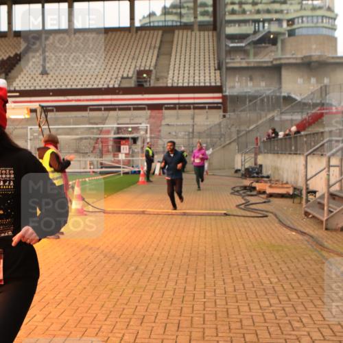 08.12.2024 - St. Pauli X-Mass-Run No. 14 Kathrin Stürmer Photography http://msf.ph/oto/7532564 08.12.2024 10:01:48 Ziel  meine-sportfotos.de