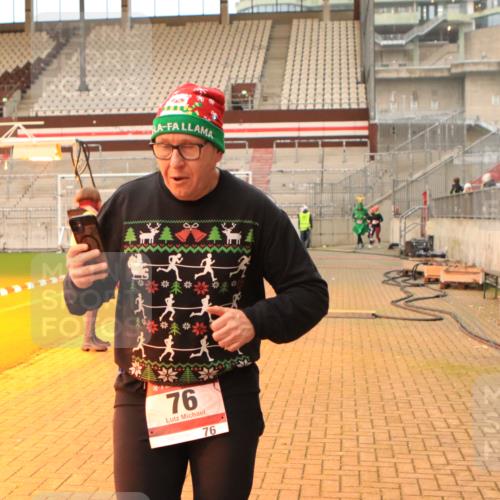 08.12.2024 - St. Pauli X-Mass-Run No. 14 Kathrin Stürmer Photography http://msf.ph/oto/7533111 08.12.2024 10:04:25 Ziel  meine-sportfotos.de