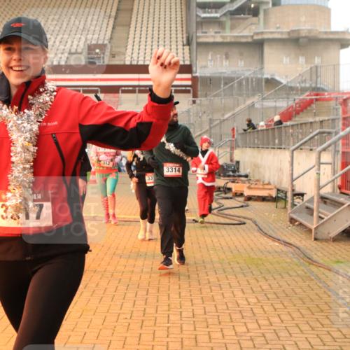 08.12.2024 - St. Pauli X-Mass-Run No. 14 Kathrin Stürmer Photography http://msf.ph/oto/7533211 08.12.2024 10:04:52 Ziel  meine-sportfotos.de