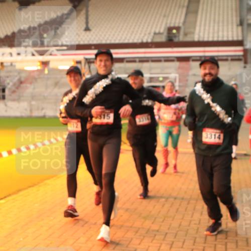 08.12.2024 - St. Pauli X-Mass-Run No. 14 Kathrin Stürmer Photography http://msf.ph/oto/7533216 08.12.2024 10:04:53 Ziel  meine-sportfotos.de