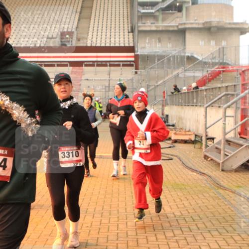 08.12.2024 - St. Pauli X-Mass-Run No. 14 Kathrin Stürmer Photography http://msf.ph/oto/7533221 08.12.2024 10:04:54 Ziel  meine-sportfotos.de