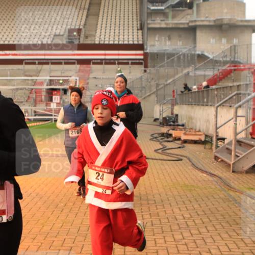 08.12.2024 - St. Pauli X-Mass-Run No. 14 Kathrin Stürmer Photography http://msf.ph/oto/7533227 08.12.2024 10:04:55 Ziel  meine-sportfotos.de