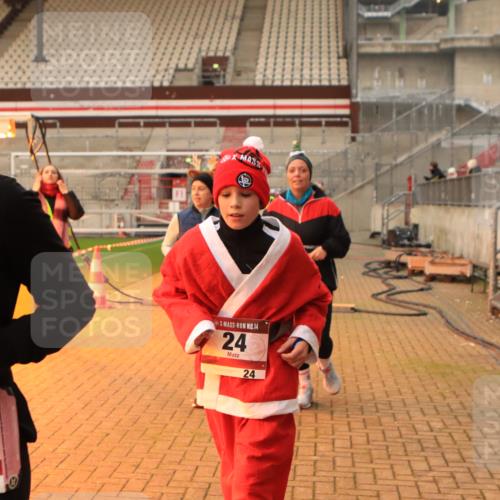 08.12.2024 - St. Pauli X-Mass-Run No. 14 Kathrin Stürmer Photography http://msf.ph/oto/7533228 08.12.2024 10:04:55 Ziel  meine-sportfotos.de