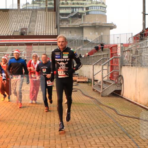 08.12.2024 - St. Pauli X-Mass-Run No. 14 Kathrin Stürmer Photography http://msf.ph/oto/7533329 08.12.2024 10:05:26 Ziel  meine-sportfotos.de