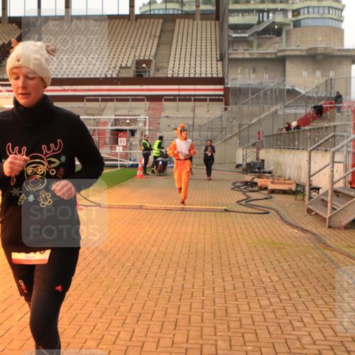 08.12.2024 - St. Pauli X-Mass-Run No. 14 Kathrin Stürmer Photography http://msf.ph/oto/7533483 08.12.2024 10:06:04 Ziel  meine-sportfotos.de