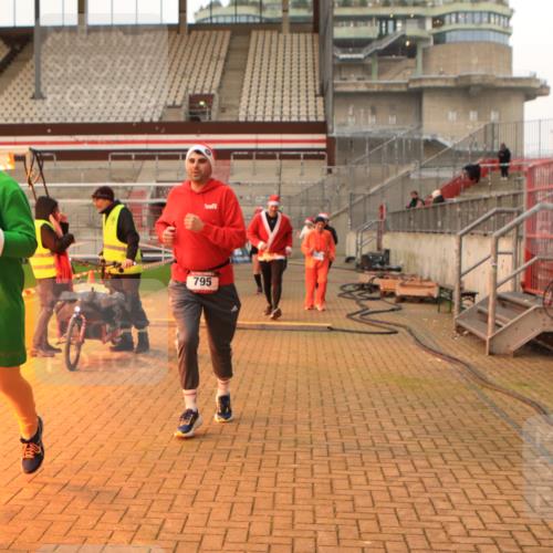 08.12.2024 - St. Pauli X-Mass-Run No. 14 Kathrin Stürmer Photography http://msf.ph/oto/7533595 08.12.2024 10:06:25 Ziel  meine-sportfotos.de