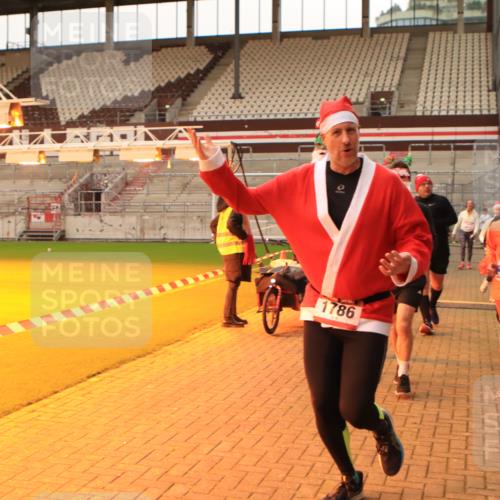 08.12.2024 - St. Pauli X-Mass-Run No. 14 Kathrin Stürmer Photography http://msf.ph/oto/7533615 08.12.2024 10:06:29 Ziel  meine-sportfotos.de